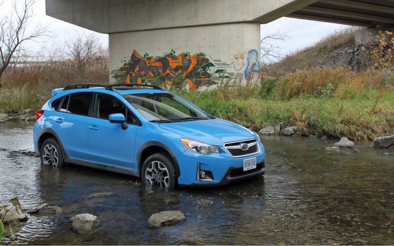 Comparison Subaru Crosstrek 2.0i PZEV 2017 vs Subaru Outback 2017 SUV Drive
